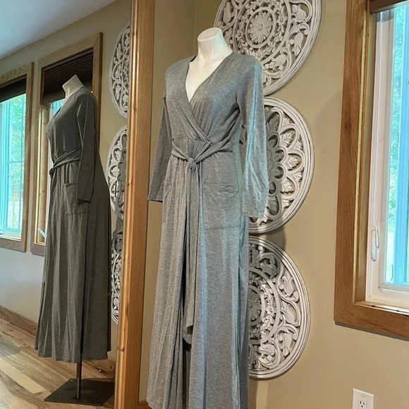 A long gray dress with a tie on the middle and a long sleeve - Picture 2 of 5
